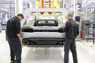 Illustration for article titled El minucioso proceso de construir un Lamborghini, foto a foto
